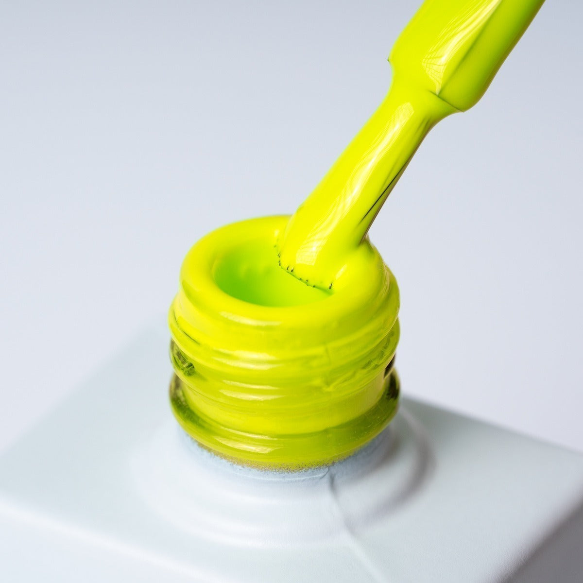 INVERAY N°135 Electric Yellow – Vernis Semi-Permanent 10 ml